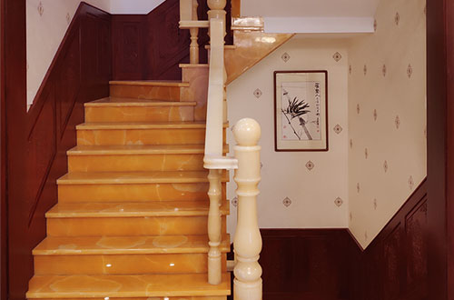 泰顺中式别墅室内汉白玉石楼梯的定制安装装饰效果